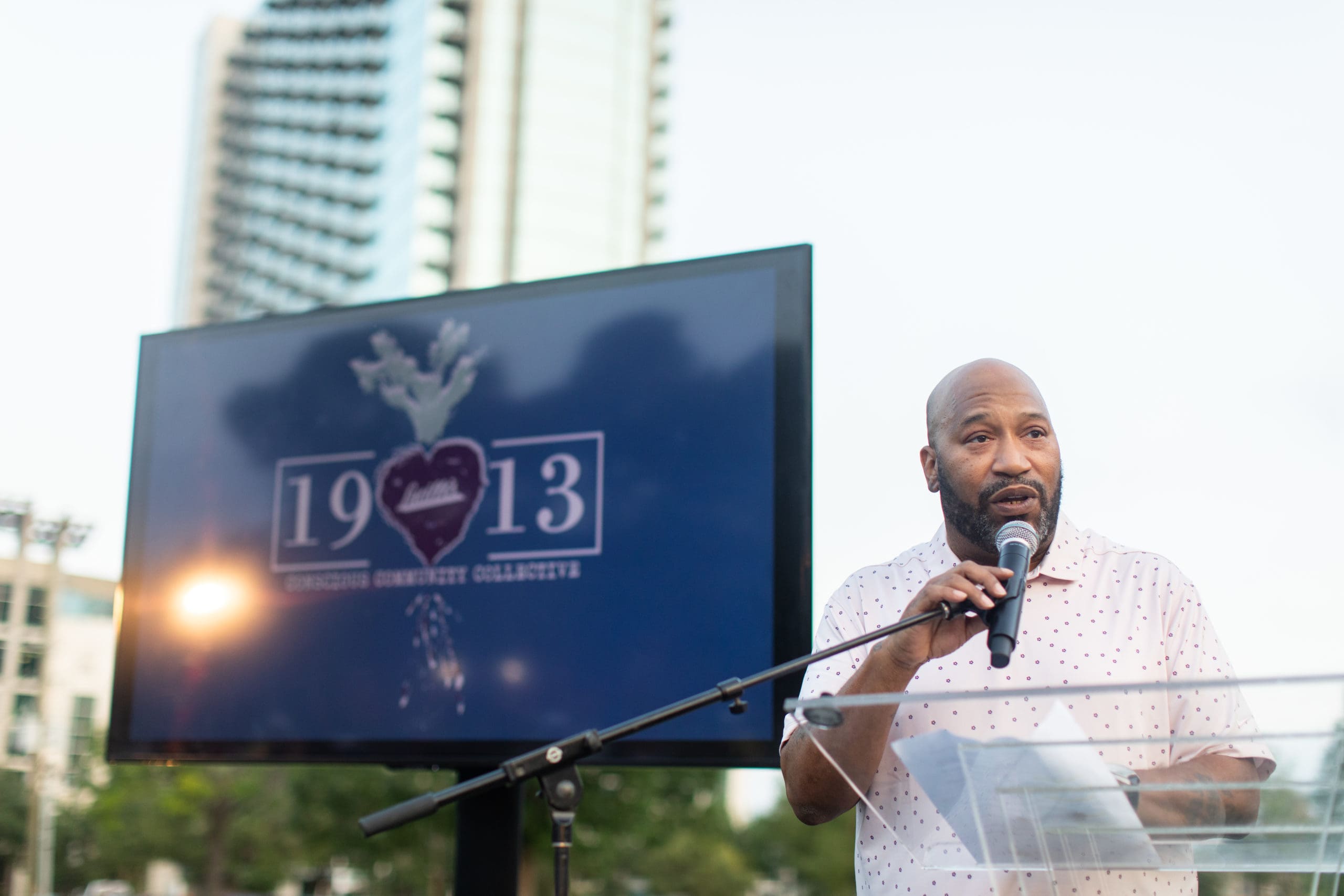 Bun B served as emcee of the post-tournament dinner and awards ceremony on the 18th fairway at Hermann Park (Photo by Leah Wilson)