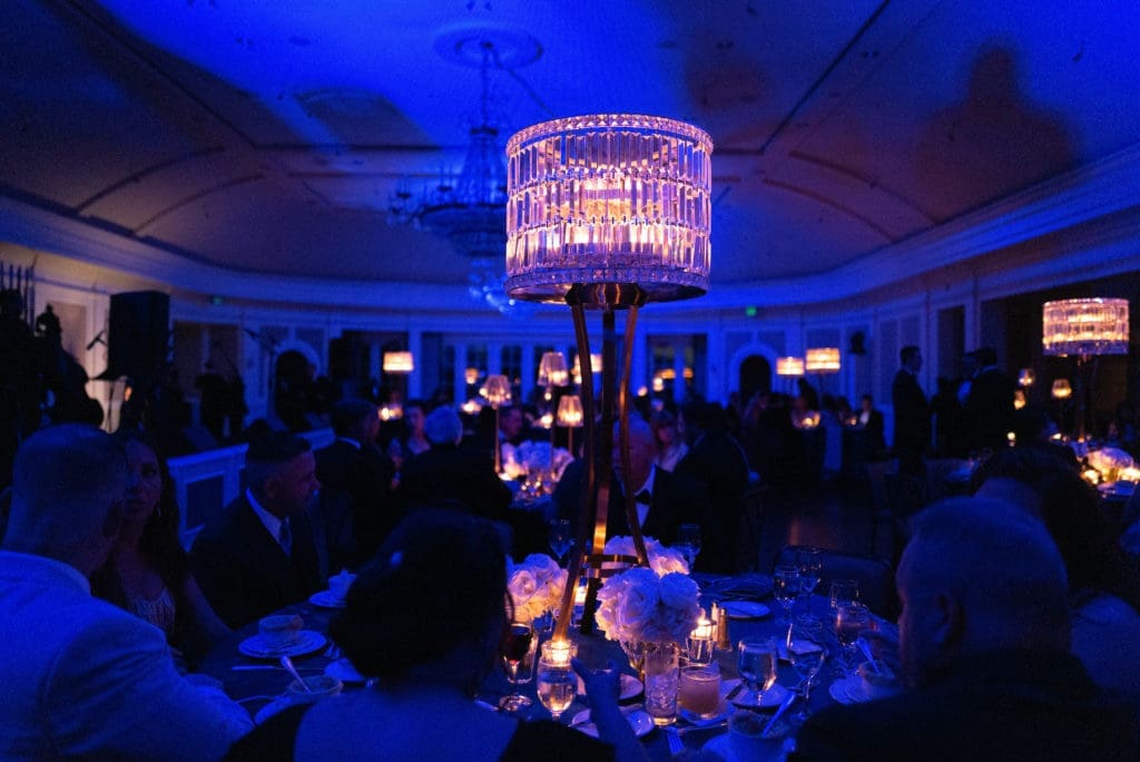 Dining by candlelight was an unplanned romantic interlude at River Oaks Country Club during The Pearl Ball, benefiting the Good Samaritan Foundation. (Photo by Daniel Ortiz)