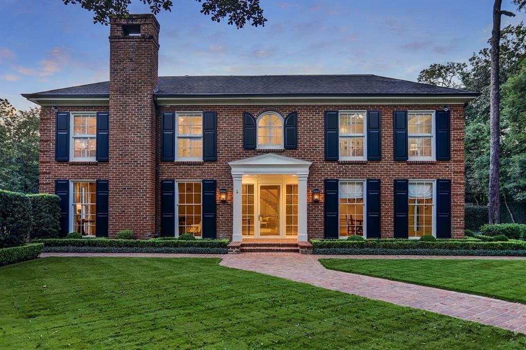 This River Oaks Manor is Beyond Private, Tranquil and Show Stopping — Inside 2406 River Oaks Boulevard, a $7.4 Million Stunner