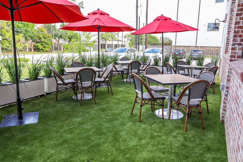 Patio dining is an option at NoPo Café, Market & Bar on North Post Oak. (Photo by Carly Shuttlesworth)