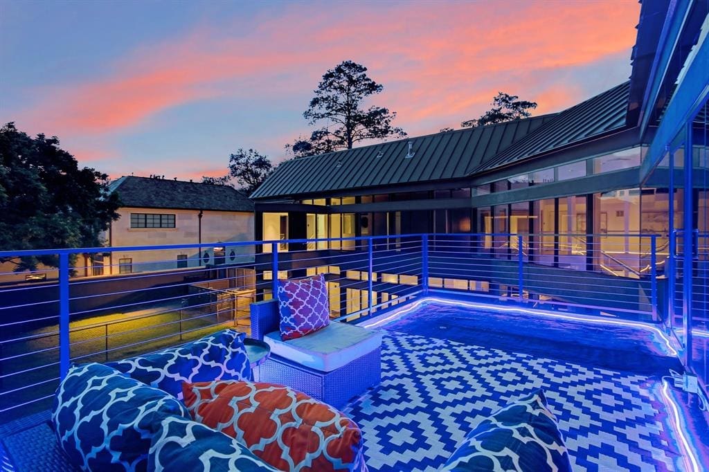 Roof top entertaining in the Darth Vader in Houston's West University berg.  (Photo courtesy of Martha Turner Sotheby’s International Realty) 