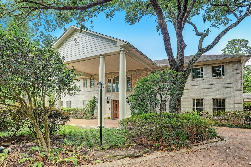 The dwelling sitting on an acre at 4006 Inverness in River Oaks hits the international auction block on Thursday with no reserve.
