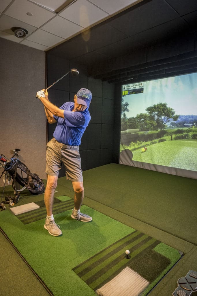 Amenities at Windrose Tower Residences include an indoor virtual golf simulator. 