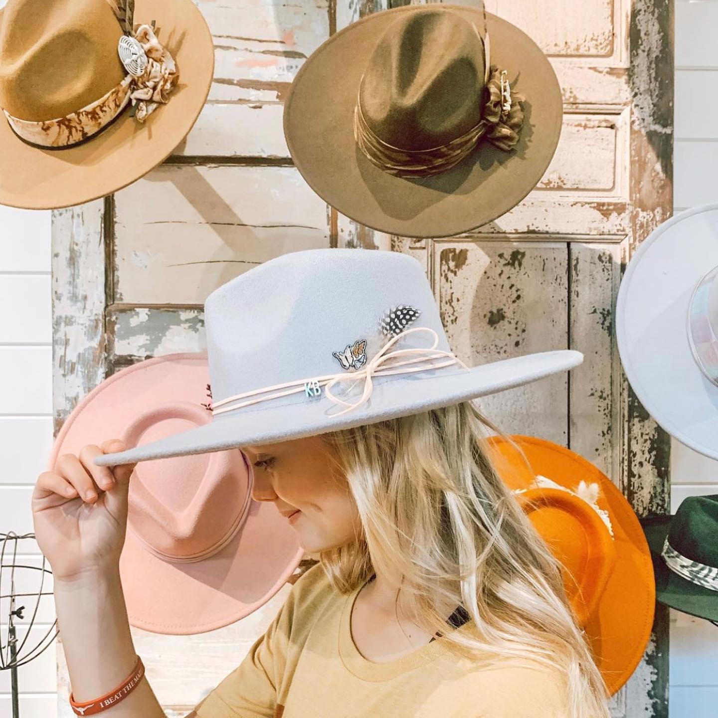 Gift Guide 2021 – Colorful Stetsons at Flea Style’s Wide Brim in the stockyards