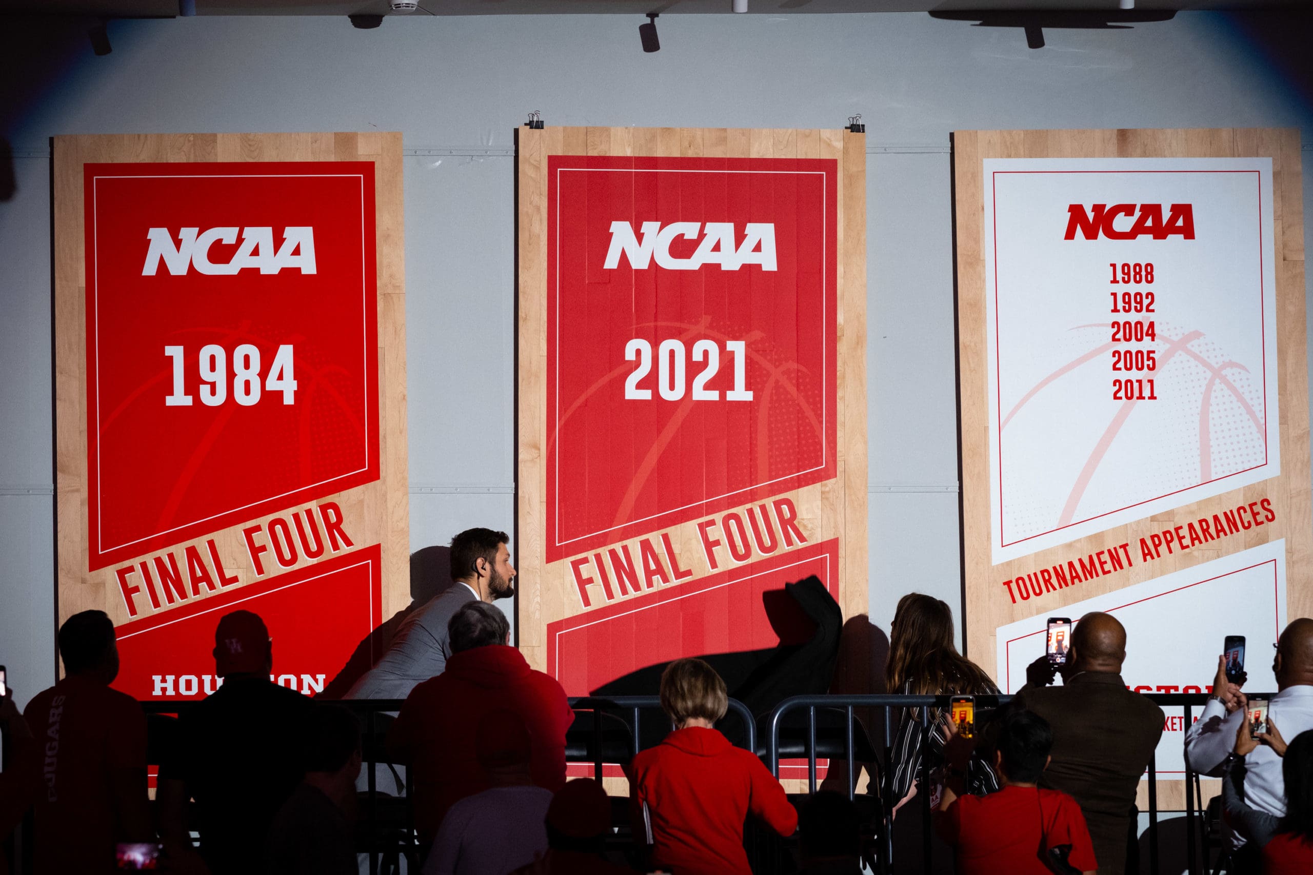University of Houston Cougars men’s basketball team opened their 2021-2022 season with an overtime victory over the HofstraPride, complete with the presentation of a banner commemorating their trip to last season’s Final Four, Tuesday night at the Fer