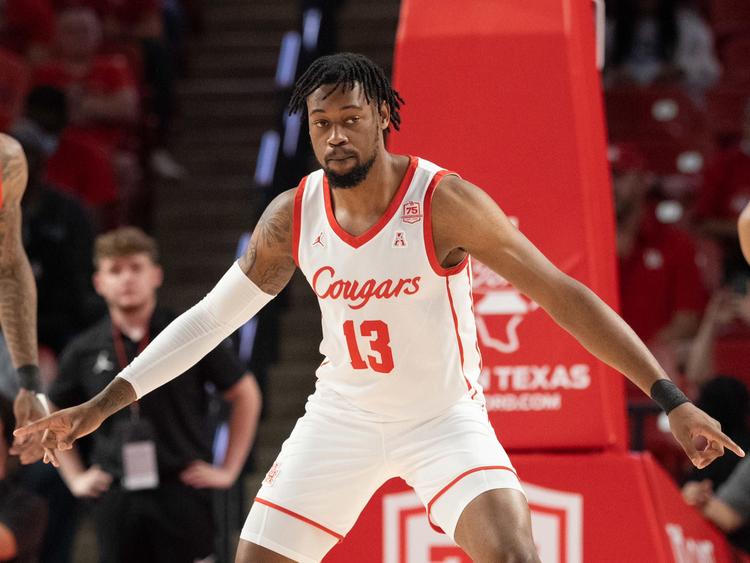 University of Houston Cougars men’s basketball team opened their 2021-2022 season with an overtime victory over the HofstraPride, complete with the presentation of a banner commemorating their trip to last season’s Final Four, Tuesday night at the Fer
