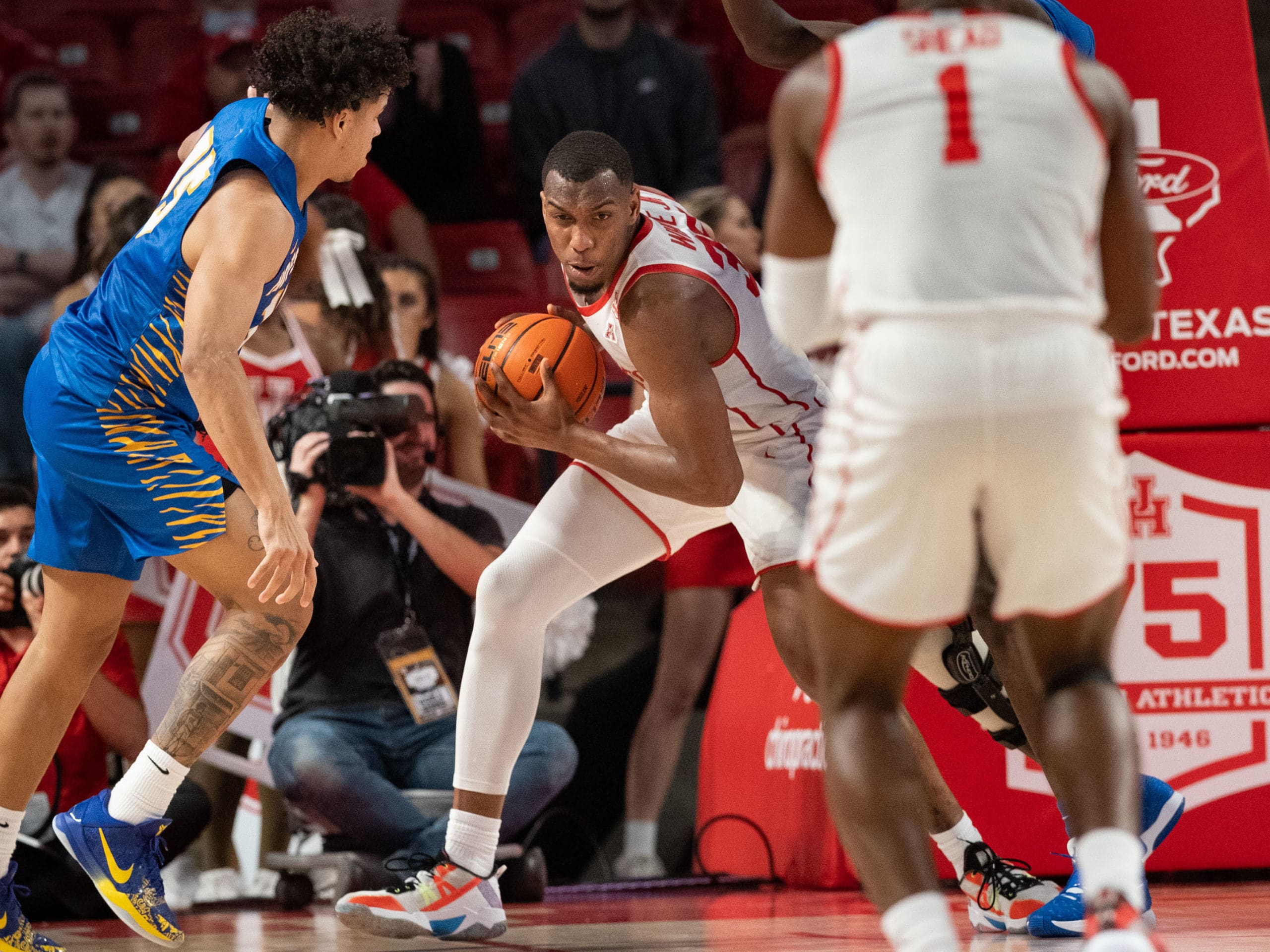 University of Houston Cougars men’s basketball team opened their 2021-2022 season with an overtime victory over the HofstraPride, complete with the presentation of a banner commemorating their trip to last season’s Final Four, Tuesday night at the Fer
