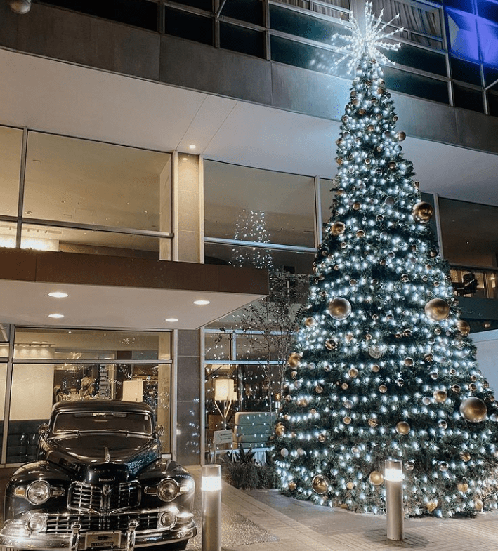 The Statler is going all out for the holidays.