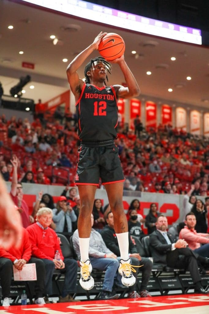 Tramon Mark is not letting a shoulder injury stop him from shooting. (@UHCougarMBK)