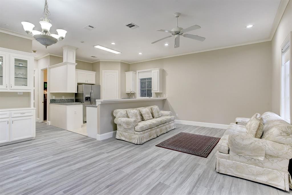 Guest quarters at 6 Pine Tree Lane feature two bedrooms and full kitchen/dining/living spaces. (Photo by TK Images)