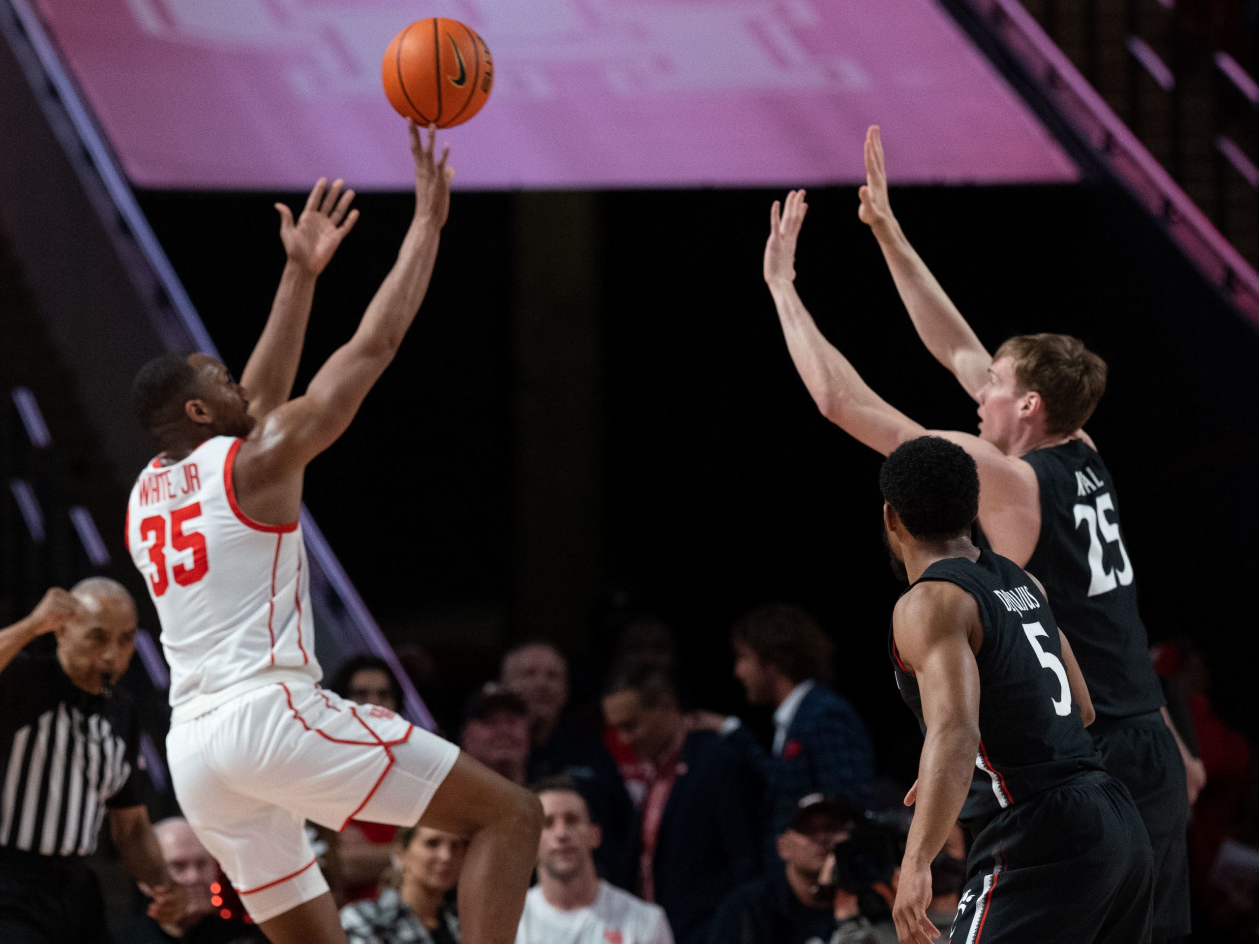 University of Houston Cougars basketball team clinched the American Athletic Conference crown with a win over Cincinnati, 71-53 at the Fertitta Center