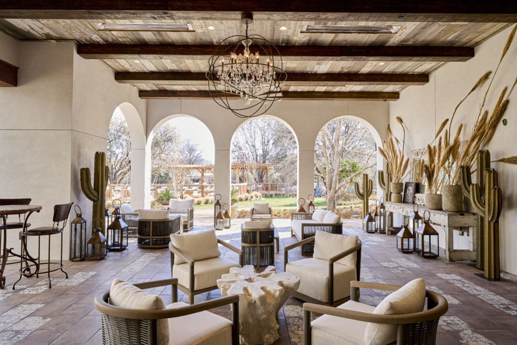 The hotel's Veranda Bar oers a custom built bar and outdoor seating for cocktails overlooking Marine Creek (Photo by Hotel Drover)
