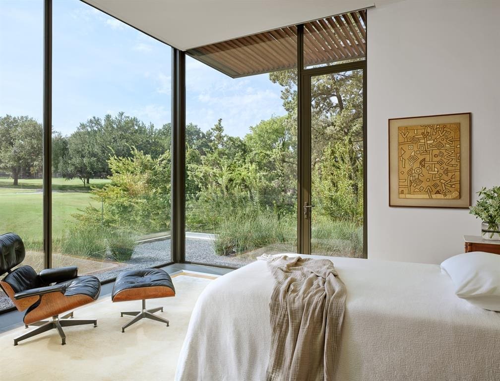Another glass-lined bedroom. 