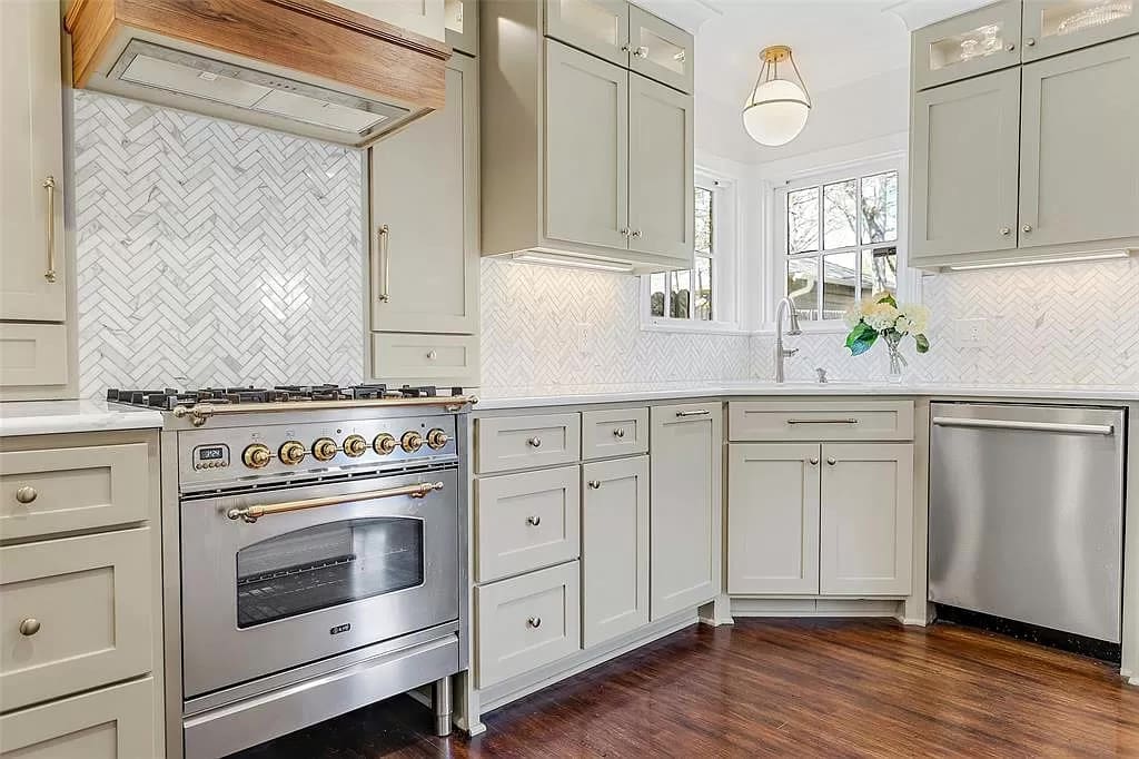 Stainless steel appliaces blend right in.