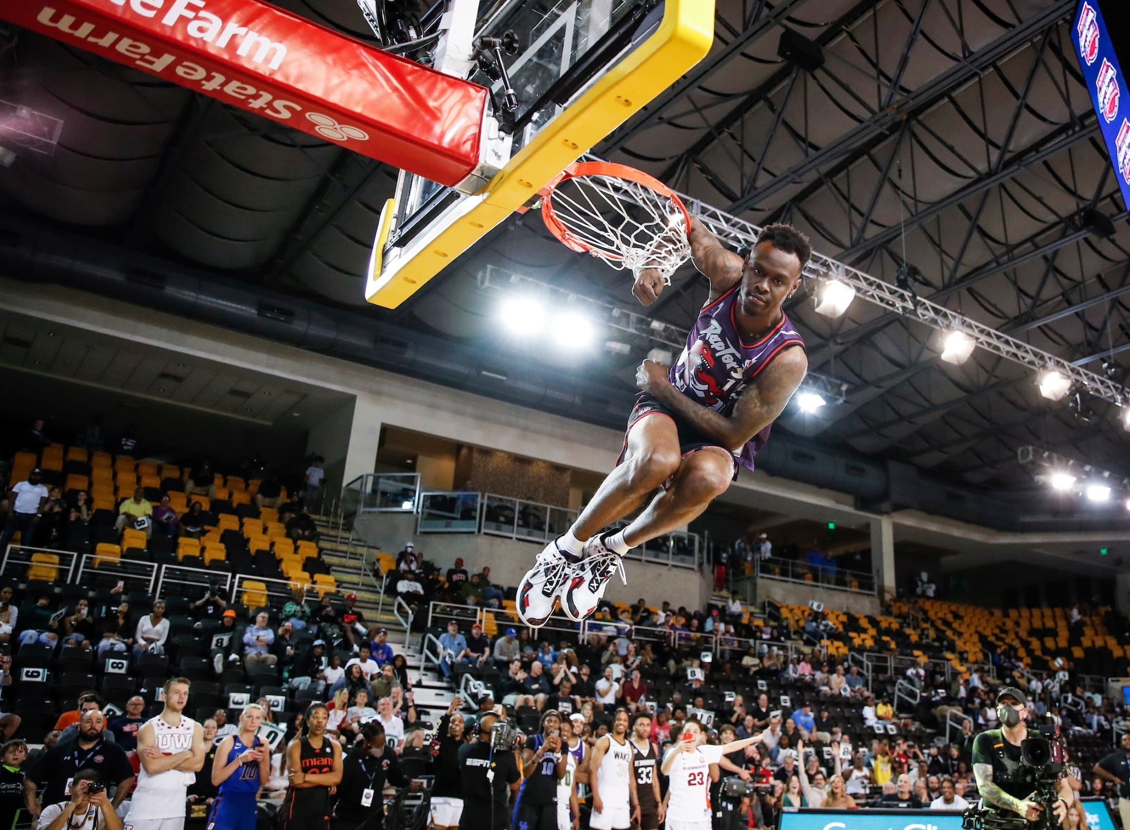 Taze Moore slam dunk UH
