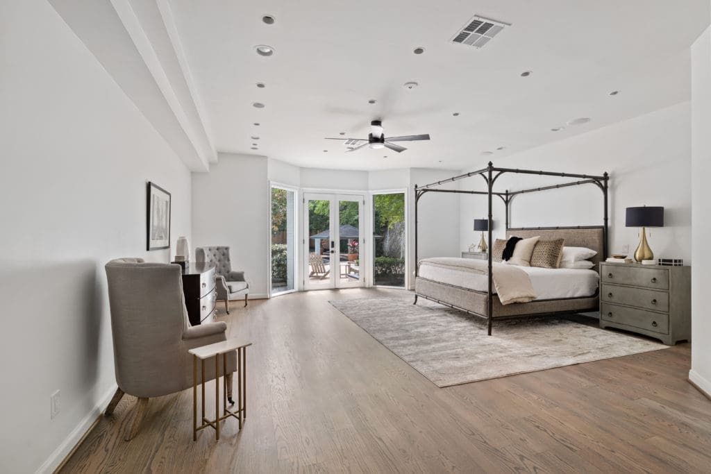 The property has a stunning, first-floor primary suite.