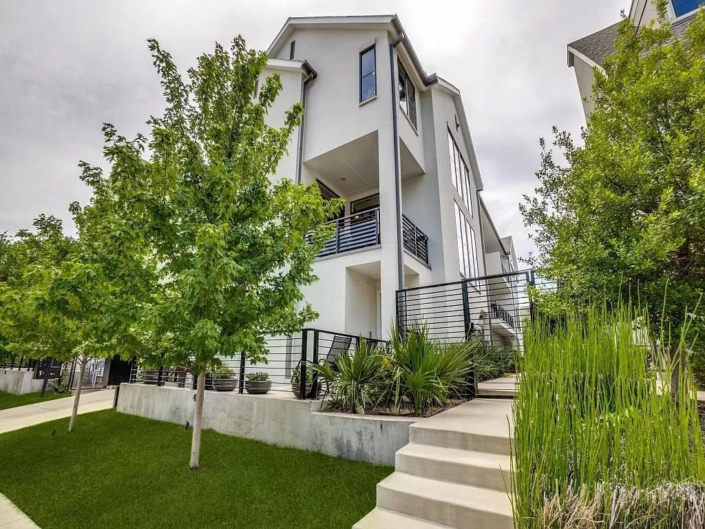 115 Travis St #101