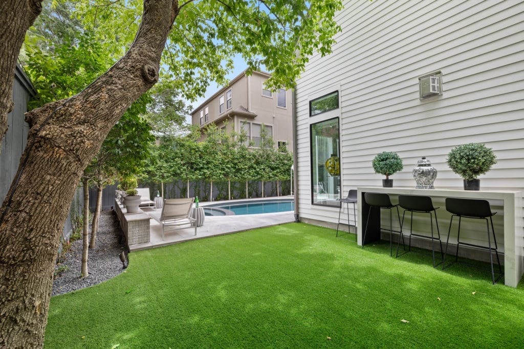 The side garden at 2028 Park Street, Houston. (Photo by Josh Gremillion)