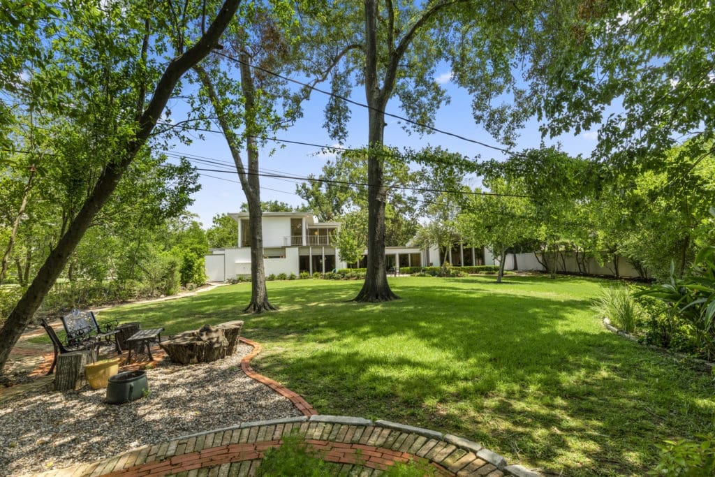 The mid-century modern home, designed by Philip G. Willard, at 503 Timber Terrace Road rests on a tree-shaded lot in the Memorial area. (Photo by Nan Studios) 