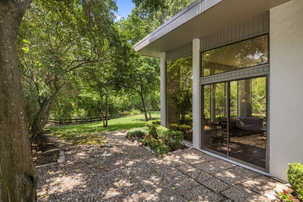 Glass walls define the original house at 503 Timber Terrace Road. (Photo by Nan Studios)