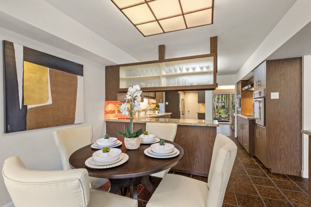 The breakfast room at 503 Timber Terrace Road (Photo by Nan Studios)