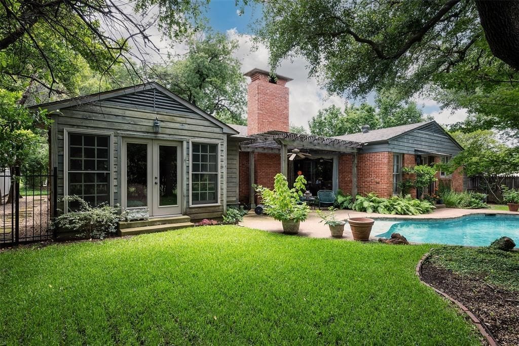 Enjoy the greenbelt from the backyard pool. 