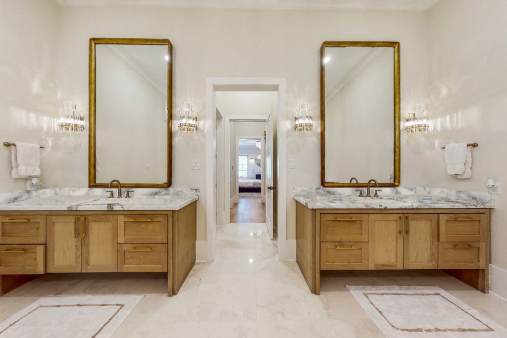 Well planned bath in the primary suite at 346 Hunters Trail Street in Houston. (Photo by Jason Koonce with Hommati)