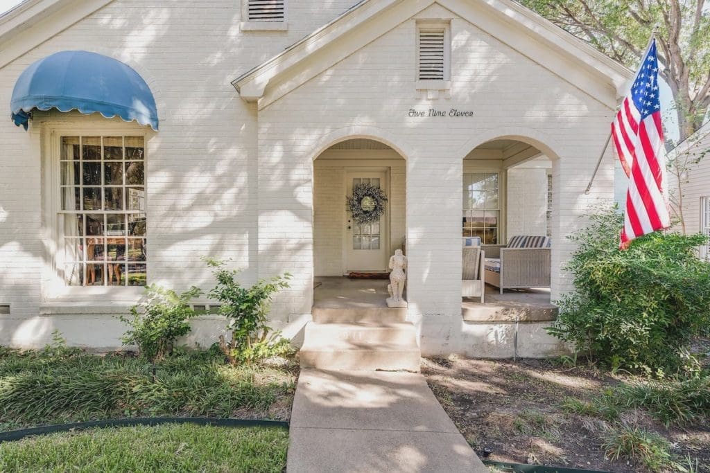 A pretty porch to welcome guests. 