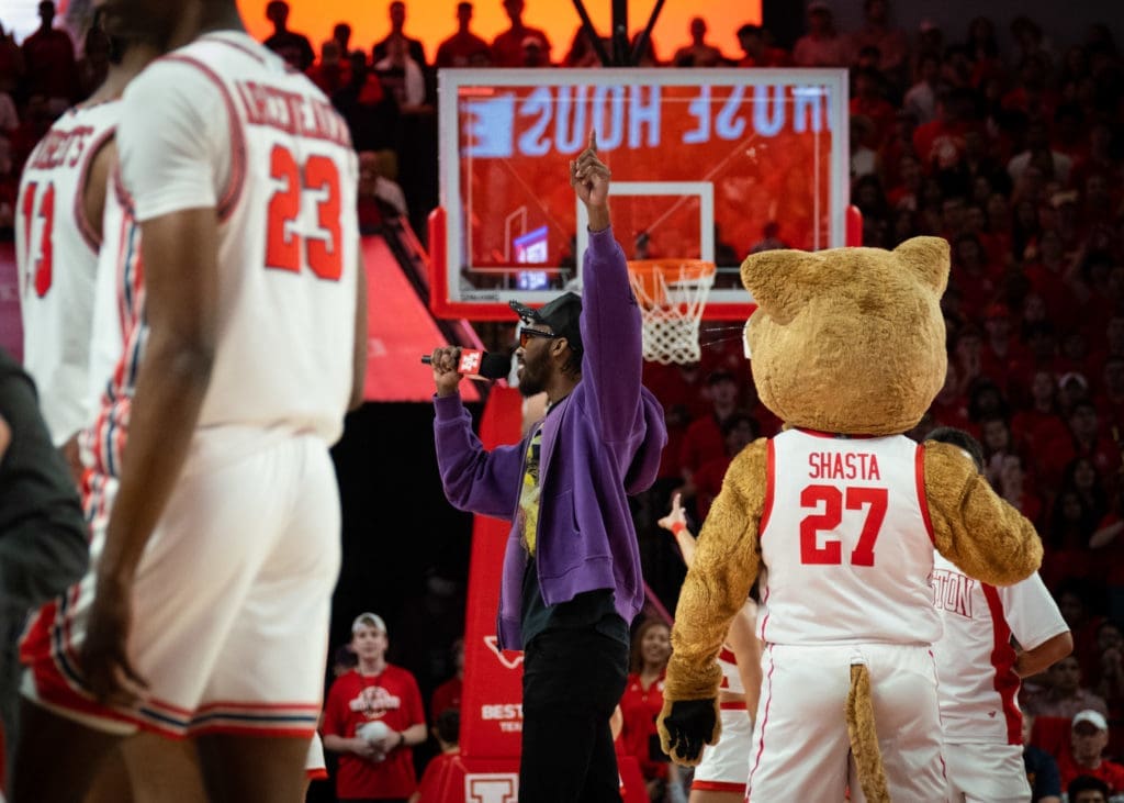 Former UH point guard DeJon Jarreau led the Whose House, Coogs House chant at the Fertitta Center. (Photo by F. Carter Smith)