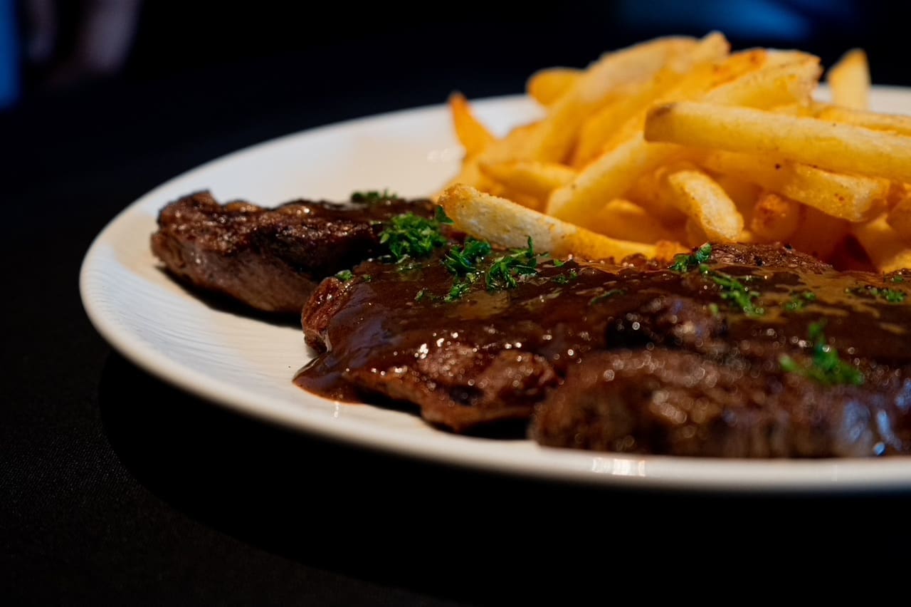 Steak frites at PS-21 (Photo by Interiors: Raydon Creative, Food and Drink: Harold Cua)