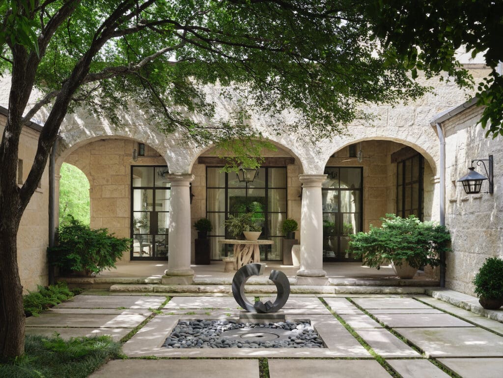 This Highland Park loggia was inspired by the Marshall Steves hacienda in San Antonio, designed by architect O’Neil Ford in 1967. (Photo by Douglas Friedman)