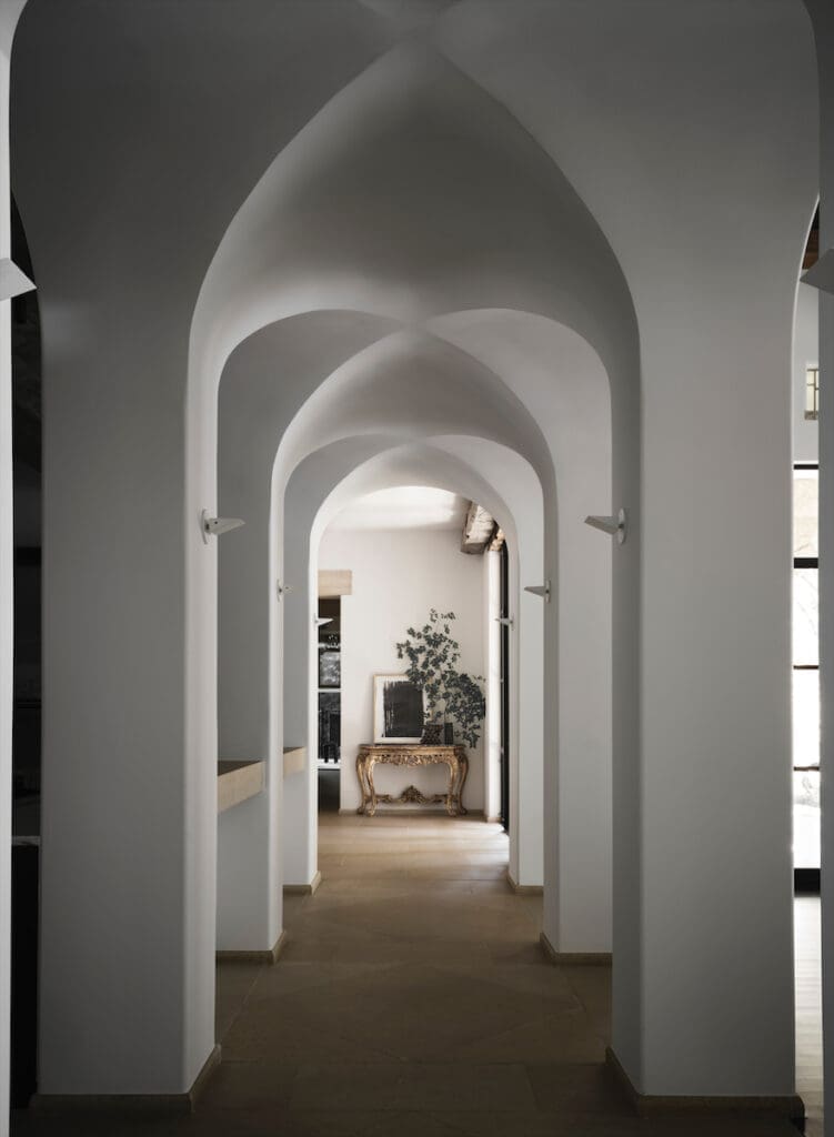 A hallway’s graceful plaster groin vaults, designed by architect David Stocker, are painted in Benjamin Moore Vanilla Milkshake. (Photo by Douglas Friedman)