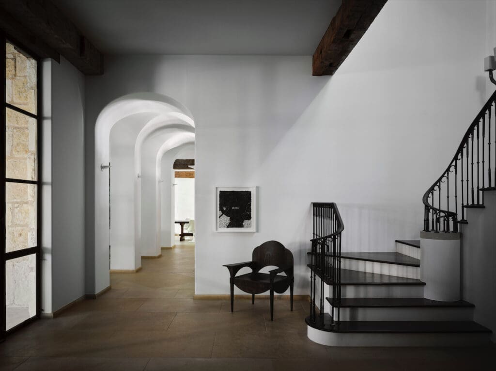 Designer Chad Dorsey created a quiet focal point in the entryway with a cast-bronze chair by Houston designer Kelly Gale Amen, from Sputnik Modern. (Photo by Douglas Friedman)