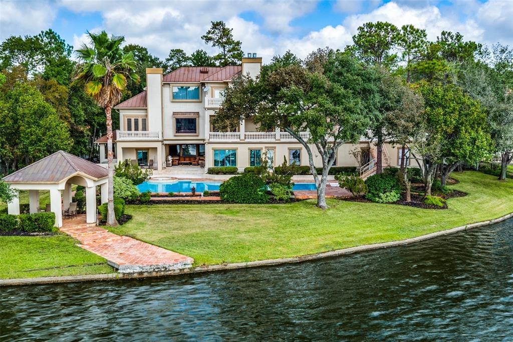 10 West Isle Place is one of the stunning Waterfront houses in The Woodlands.
