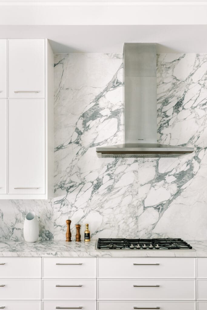 Cesar Maxima 2.2 Shaker cabinets in Silk Lacquer white paired with Arabescato porcelain created this bright kitchen design. (Photo by Divya Pande)