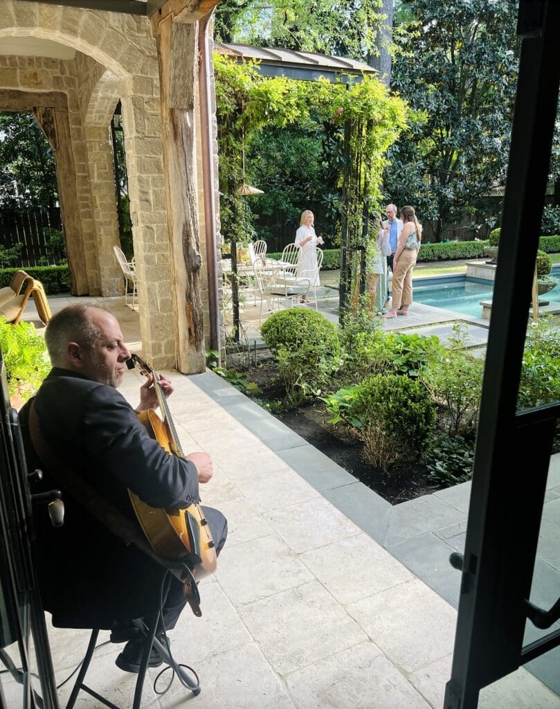 A guitarist played lightly in the background as attendees sipped cocktails.
(Photo by Mia Bonner)