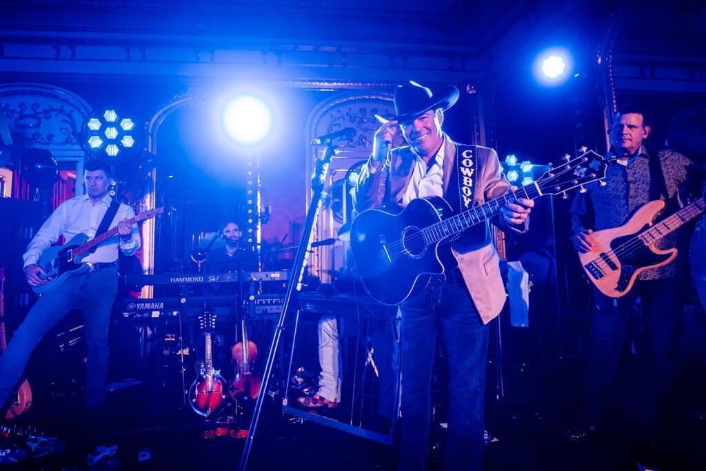 Texas native Clay Walker and his band provide the boot-scootin' tunes for Skylar Pinchal and Oliver Coysh.