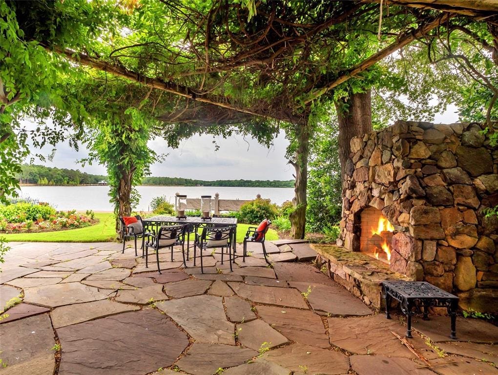 Dining al fresco at 205 Lakeside Drive i Malakoff is one of the perks of this $15 million lakefront property.