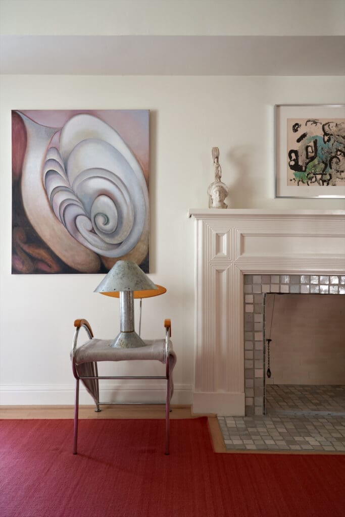 Opposite page: Handmade fireplace tiles from Clé. Antiquity on mantel was brought back from Italy by Persia’s father. Shell painting by Kristy Luck from
Philip Martin Gallery, L.A. Chair by Memphis designer Massimo Iosa Ghini. Ron Rezek lamp is from Persia’s childhood bedroom. (Photo by Pär Bengtsson)