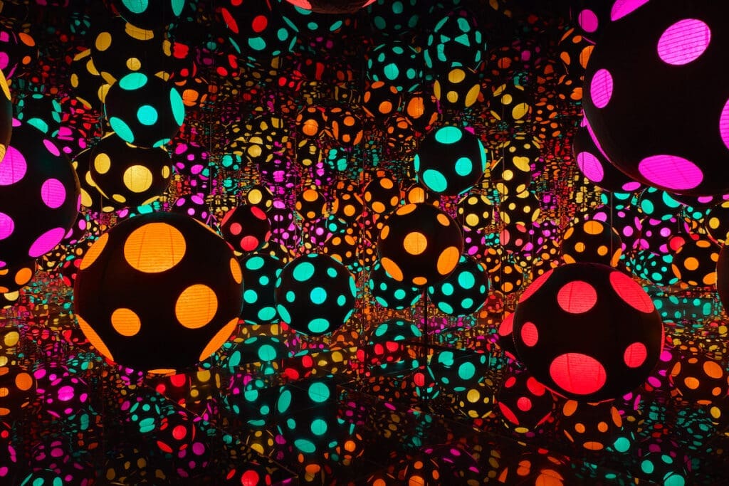 165 KUSA1110_INFINITY MIRRORED ROOM – MY HEART IS DANCING INTO THE UNIVERSE_2018 (Jack Hems) b