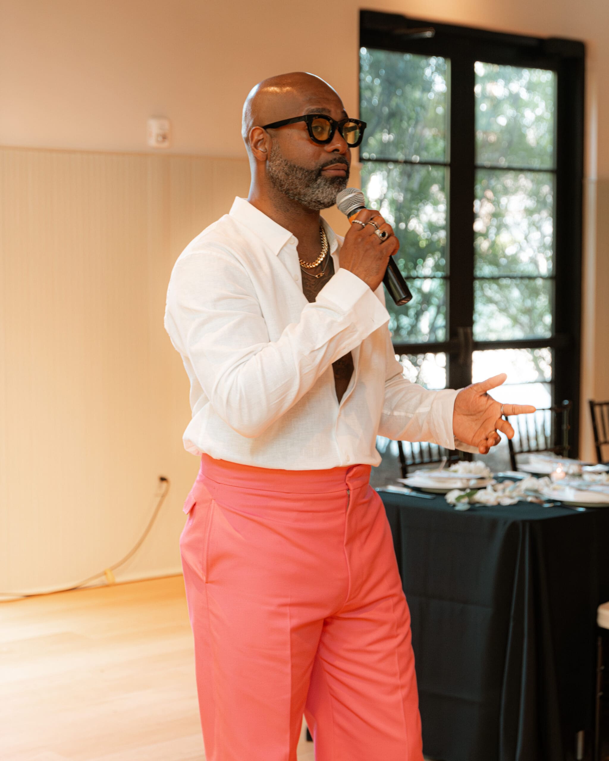 CoolxDad founder Kevin Barnett addresses the crowd at the Knight's Table cocktail reception. (Photo by William Issac)