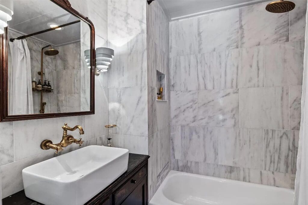 The secondary bedroom's bathroom.