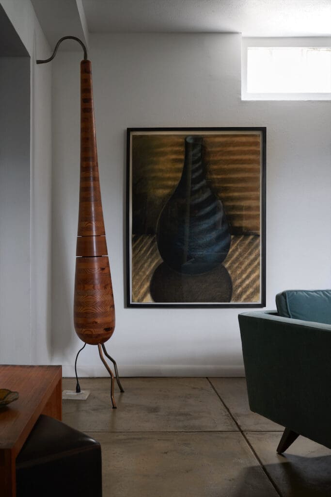 A former garage in the garden house now
holds a pastel drawing by Susie Phillips from Conduit Gallery and a sculpture from Cris Worley Fine Arts. (Photo by Pär Bengtsson)