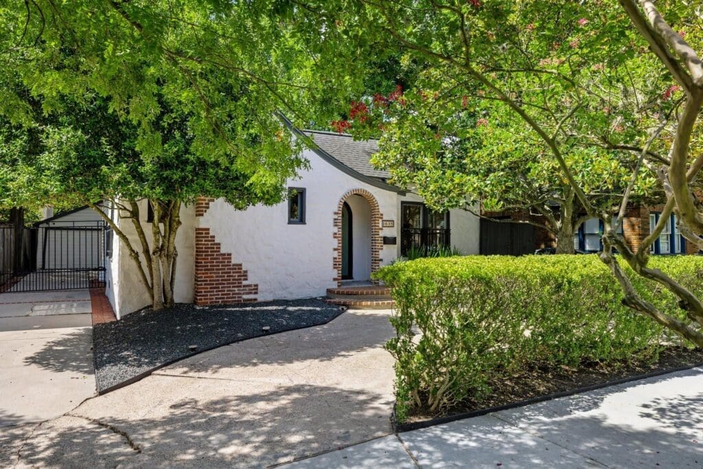 The circular drive The back terrace at 1635 Hawthorne in Houston's Montrose neighborhood allows for off-street parking. (Photo by Josh Gremillion for Martha Turner Sotheby's International Realty )