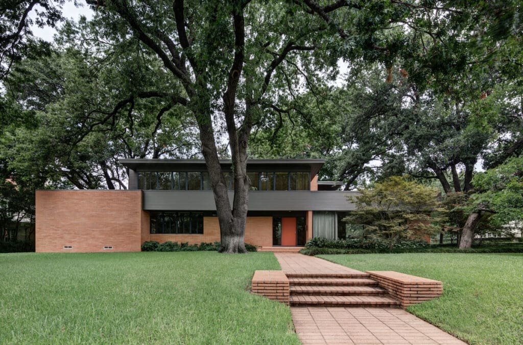 Bodron and Fruit worked on the restoration and addition of an iconic Greenway Parks residence by architect Howard Meyer. (photo by Steve Wrubel)