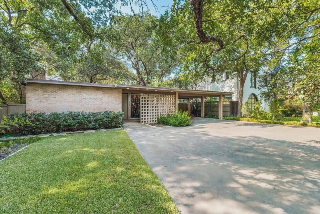 3909 Euclid Avenue is one of the last remaining works from Texas Modernist Scott Wells Lyons.