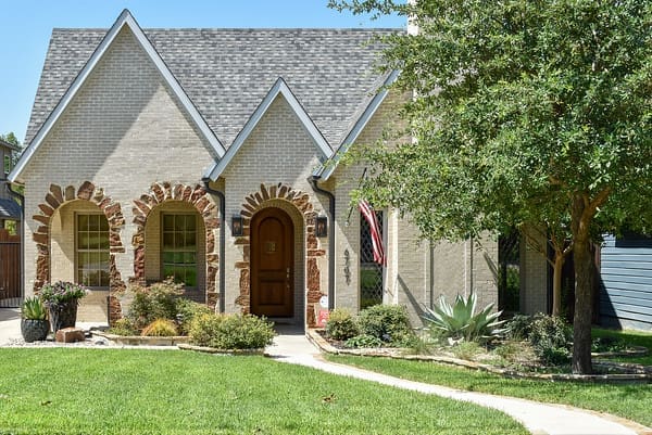 Known to real estate agents as Hollywood Heights, this East Dallas neighborhood is tucked beneath Lakewood and White Rock Lake and is only steps away from 80-acre Samuel Grand Park and Tennison Golf Park.
