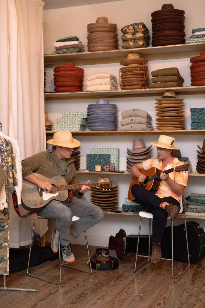 Moody Heard, Charles Elmer entertain  at the grand opening fête for Sixteen Ten where Freya hats and Mirth caftans share boutique space. (Photo by Alex Wu)