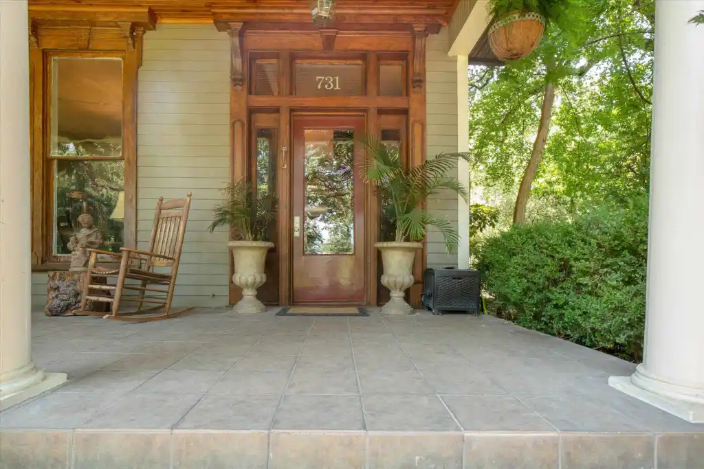 Saddlerock Winery is bringing its estate wines to Fort Worth, taking over one of the city's most historic houses.