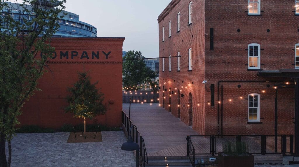 Continental Gin Building, Complete Landsculpture